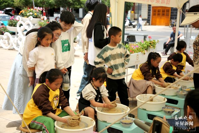 2 体验非遗 点燃文化活力 尹永权 摄 (1).JPG