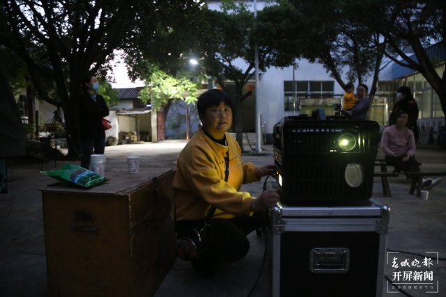 李玉华在放映电影 （弥渡县委宣传部供图）(3).jpg