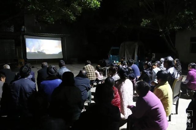 村民看电影的场景（弥渡县委宣传部供图）.jpg