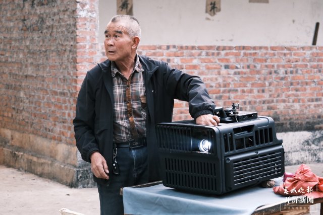 放映前洪绍海都会仔细调试机器 确保放映效果2.jpg