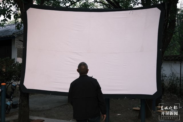 这块放映荧幕 洪绍海坚守了五十年.jpg