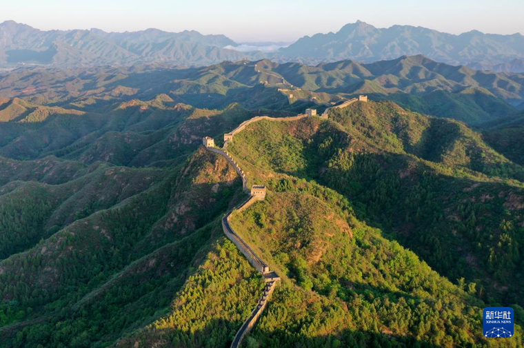 初夏长城美如画