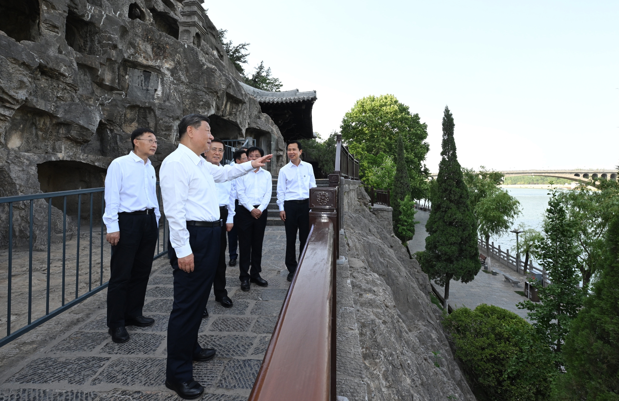 5月19日至20日,中共中央总书记、国家主席、中央军委主席习近平在河南考察。这是19日下午,习近平在洛阳龙门石窟考察。新华社记者 谢环驰 摄