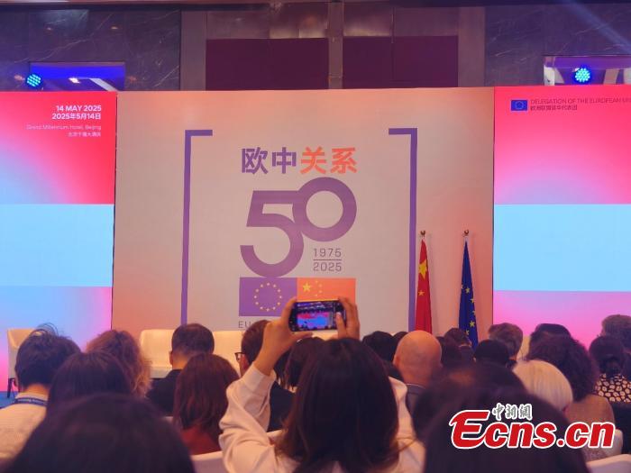At the conference under the theme "Encouraging balance, upholding commitments, embracing responsibilities" in Beijing on May 14, an attendee captured the moment with her phone. (Lin Zhuowei)
