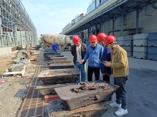 李水根博士在厂区和技术人员交流 李水根博士在厂区和技术人员交流