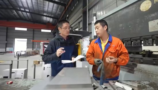 周来宏博士在工厂和技术人员交流 周来宏博士在工厂和技术人员交流