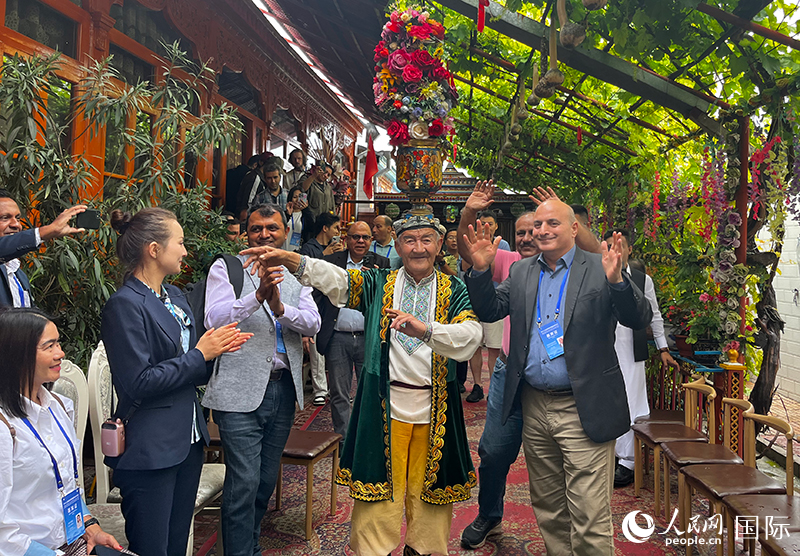 5月24日，外国媒体人在伊宁市喀赞其民俗旅游区参观体验。 人民网记者 翟转丽摄