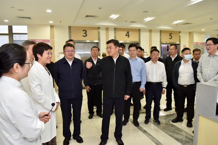 楚雄州党政代表团到嘉定区中心医院考察医疗高质量发展项目。