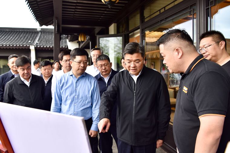 楚雄州党政代表团到嘉定区华亭镇联一村考察“乡悦华亭”农旅田园综合体项目。