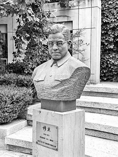 以新诗的“轻”抵达思想的“深” 以新诗的“轻”抵达思想的“深”