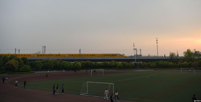 03-朝霞下的动车