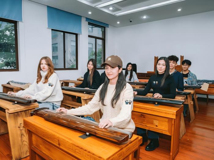 【文化和自然遗产日】漫动时节丨七弦拨动山河韵，一器承载中国风