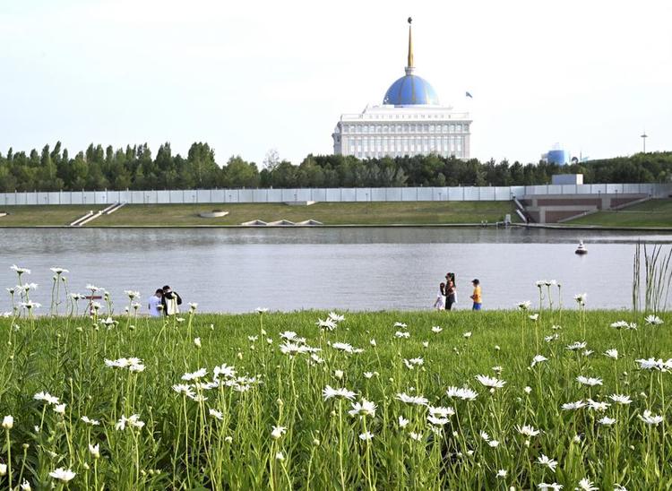 People enjoy leisure time by the Ishim River in Astana, Kazakhstan, June 11, 2025. (Xinhua/Yan Yan)