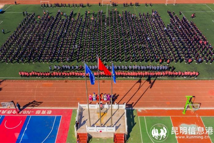 升旗仪式(换学校新宿舍楼照片) 升旗仪式(换学校新宿舍楼照片)