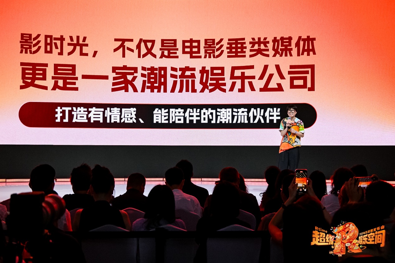 人们在看台上的人和字母<br><br>AI 生成的内容可能不正确。