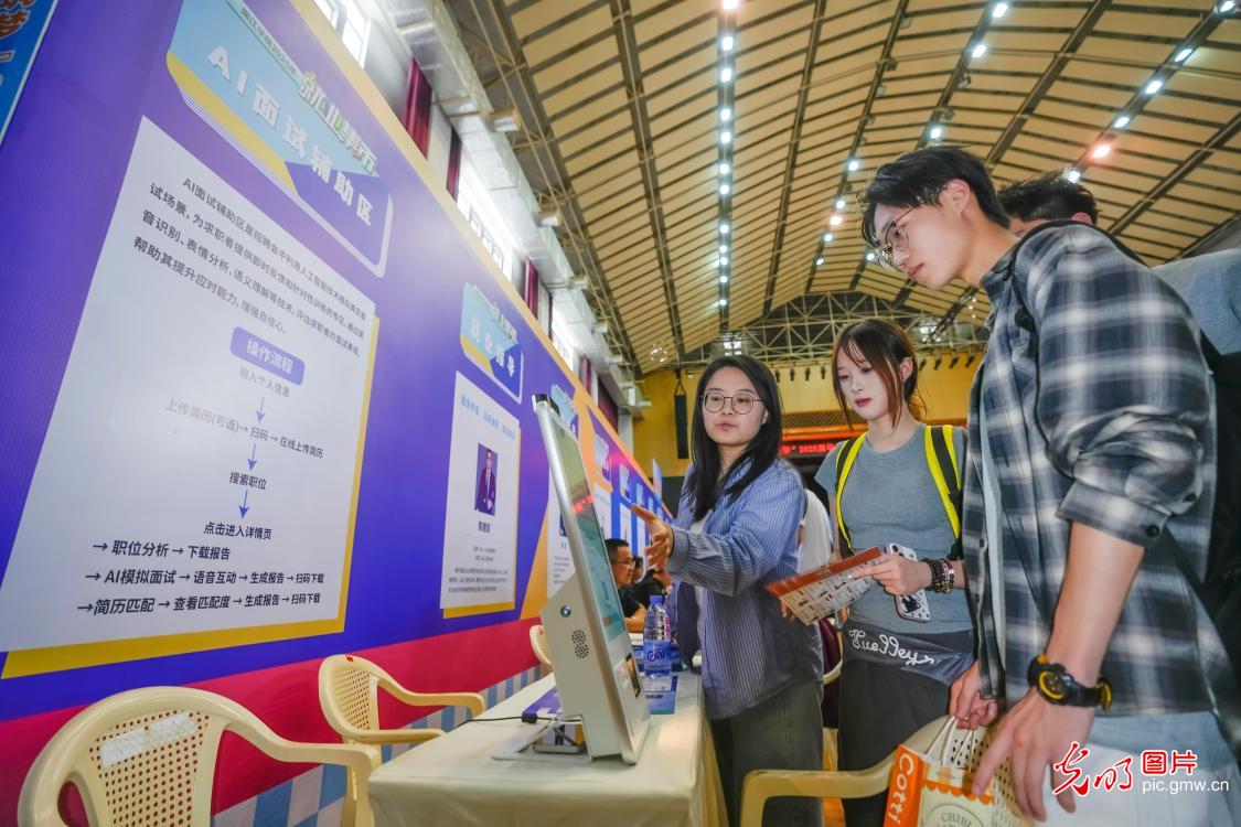 【职引未来】为青春护航 各地促就业再加力