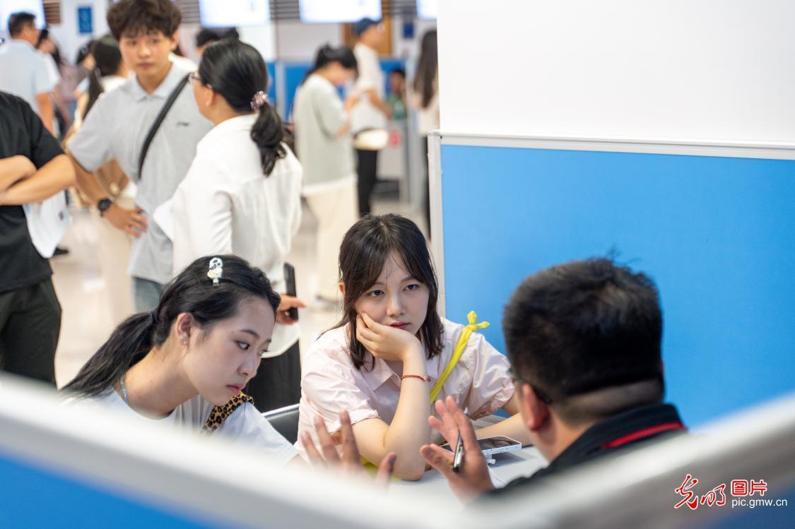 【职引未来】为青春护航 各地促就业再加力