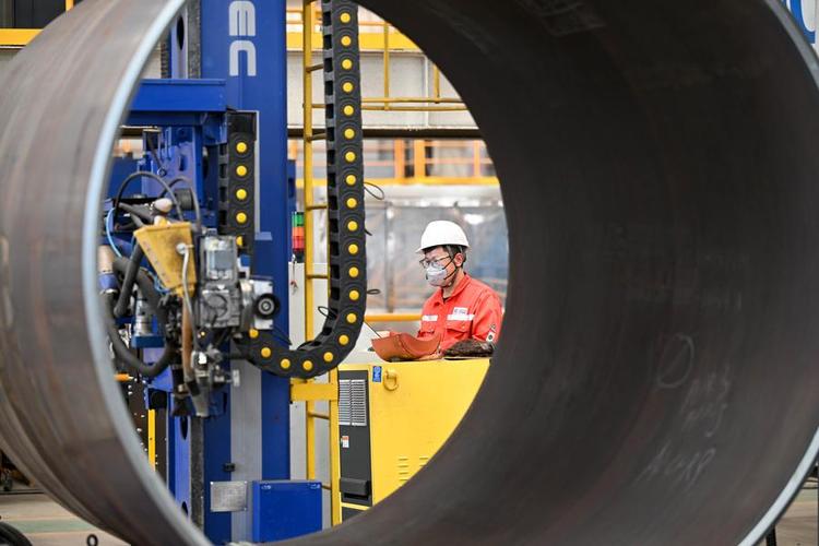 A staff member operates an equipment at Tianjin intelligent manufacturing base of Offshore Oil Engineering Co., Ltd. in north China's Tianjin, June 20, 2025. (Xinhua/Zhao Zishuo)