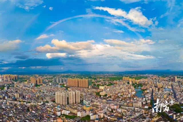 傍晚雨后,广东云浮罗定上空出现一道美丽的彩虹。南方+拍客 黄冬泳 摄 傍晚雨后,广东云浮罗定上空出现一道美丽的彩虹。南方+拍客 黄冬泳 摄