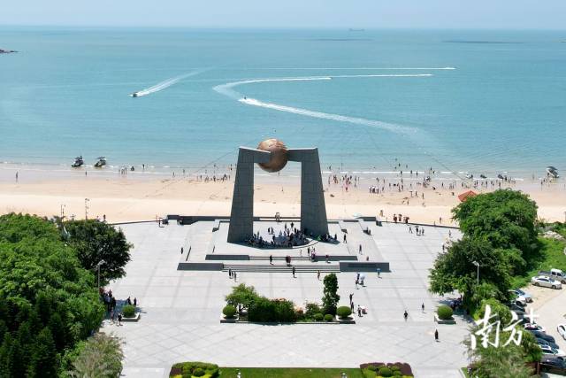 广东汕头南澳岛“自然之门”北回归线标志塔。 南方+ 陈斐仪 杨立轩 拍摄 广东汕头南澳岛“自然之门”北回归线标志塔。 南方+ 陈斐仪 杨立轩 拍摄