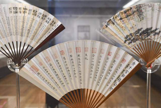 折扇展品。 新华社记者 陈钟昊 摄 折扇展品。 新华社记者 陈钟昊 摄