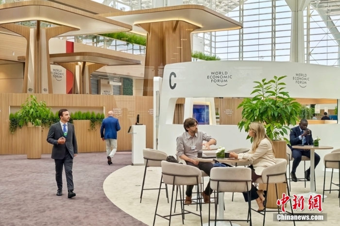 6月25日，天津，与会嘉宾在新领军者村内交流。<a target='_blank' href='/'>中新社</a>记者 佟郁 摄