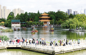 　大观公园游人如织。 本组图片记者赵伟摄