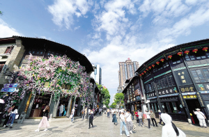 昆明老街暑期迎来大批游客。