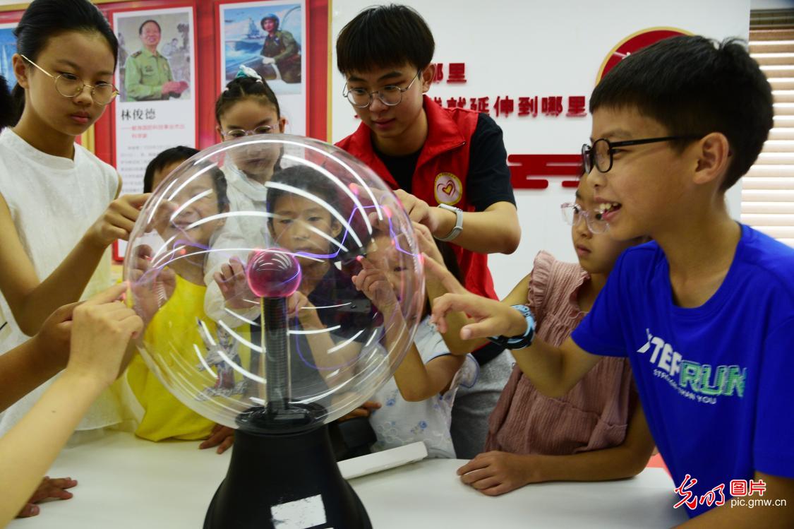 青春在奉献中闪光 爱心暑托护航儿童快乐成长