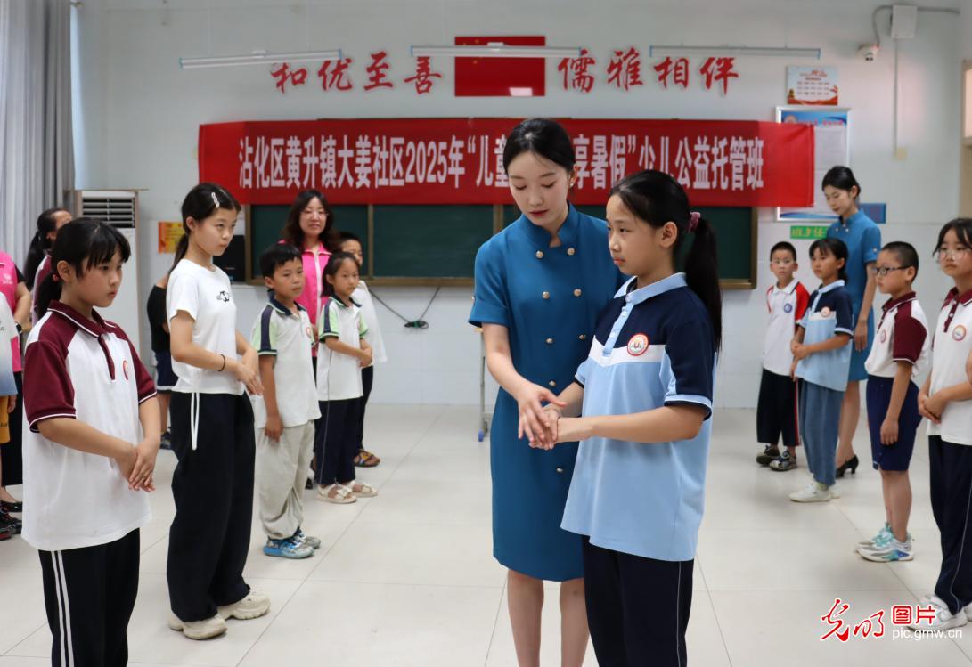 青春在奉献中闪光 爱心暑托护航儿童快乐成长