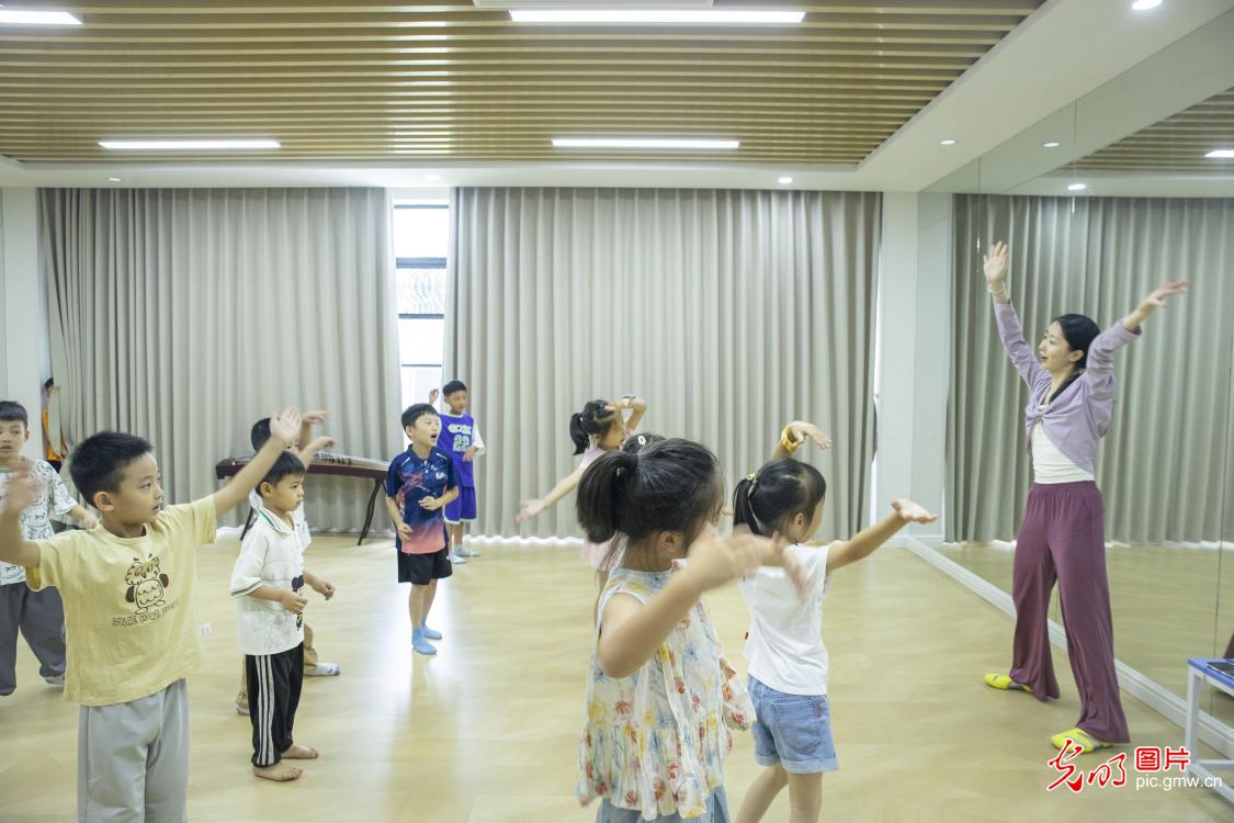 青春在奉献中闪光 爱心暑托护航儿童快乐成长