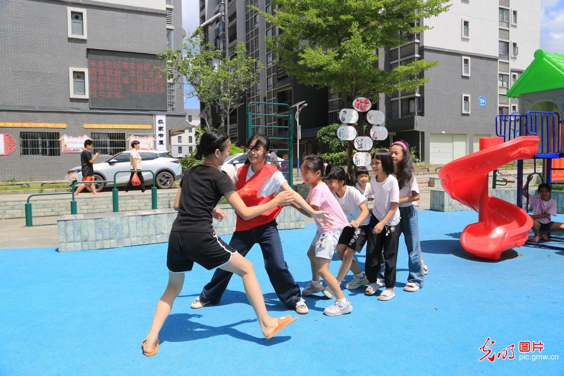 青春在奉献中闪光 爱心暑托护航儿童快乐成长