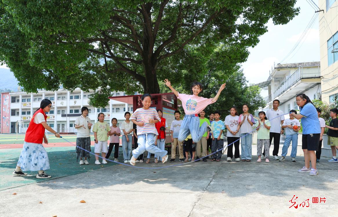 青春在奉献中闪光 爱心暑托护航儿童快乐成长