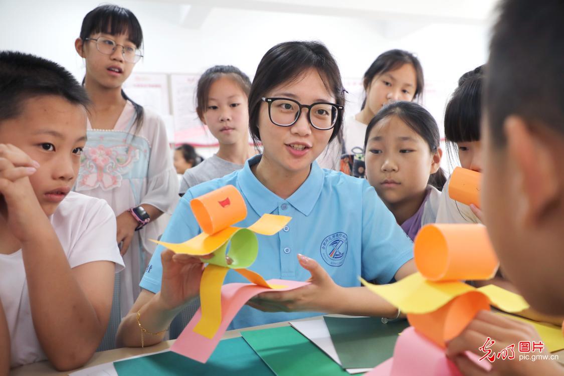 青春在奉献中闪光 爱心暑托护航儿童快乐成长