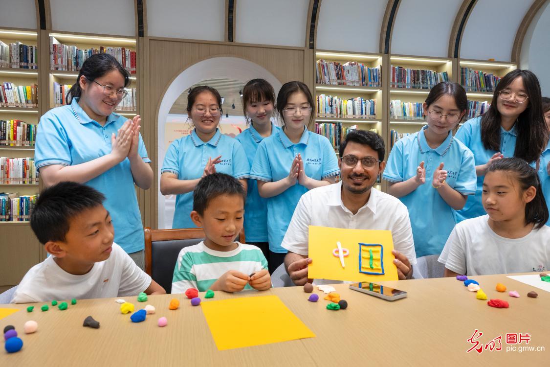 青春在奉献中闪光 爱心暑托护航儿童快乐成长