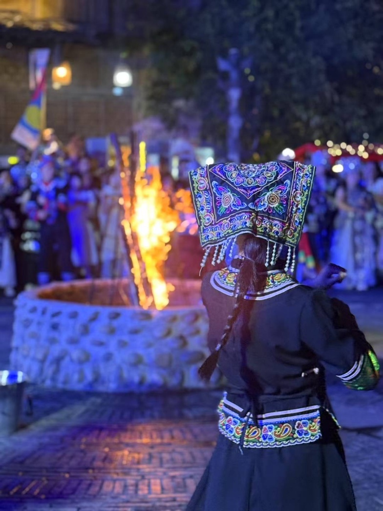 2025年7月，贵州乌江寨“万人打跳夜”现场。受访者供图