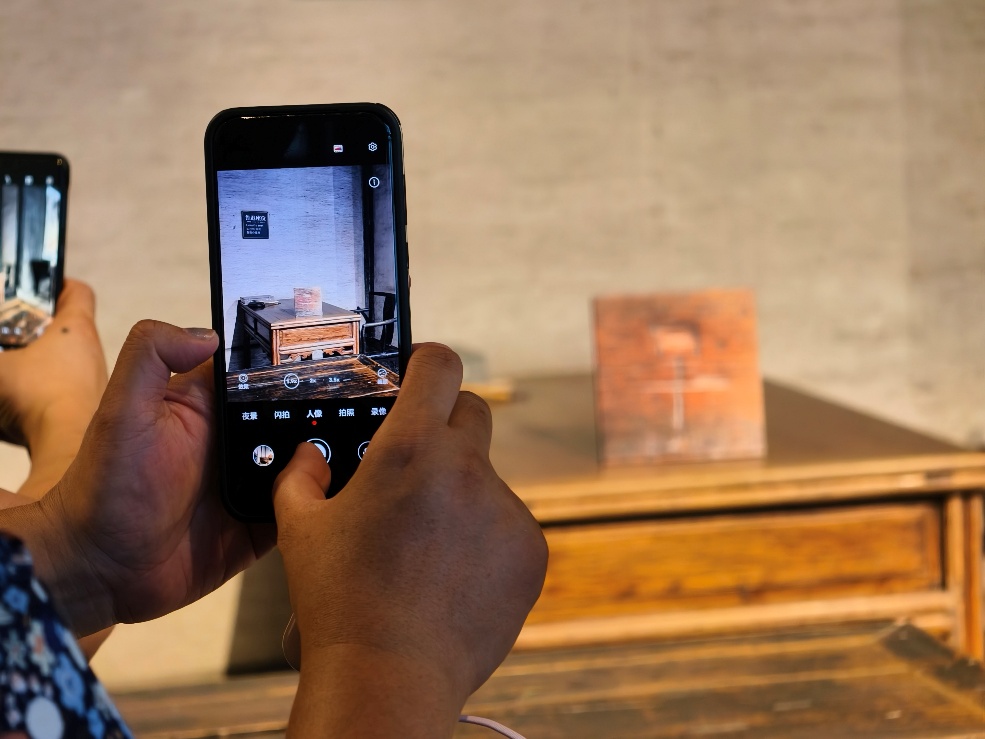 2025年7月15日，暑期研学团小朋友在浙江省绍兴市三味书屋拍摄鲁迅读书座位及课桌上的“早”字。受访者供图