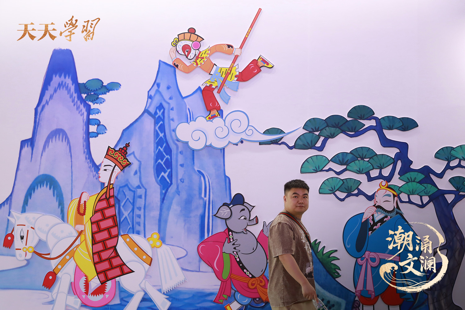 2024年5月29日,杭州,市民在第二十届中国国际动漫节上参观。