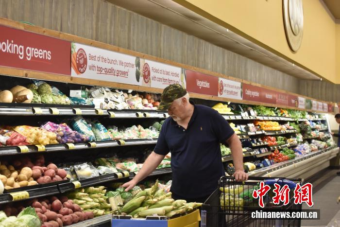 图为美国民众在马里兰州罗克韦尔一超市购物。 <a target='_blank' href='/'>中新社</a>记者 沙晗汀 摄