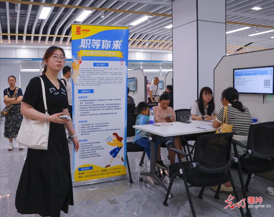 【职引未来】全国各地护航青年就业:离校“不断线” 服务再加力 【职引未来】全国各地护航青年就业:离校“不断线” 服务再加力