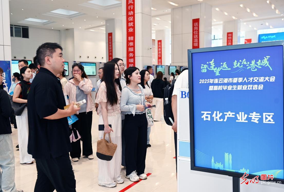 【职引未来】全国各地护航青年就业:离校“不断线” 服务再加力 【职引未来】全国各地护航青年就业:离校“不断线” 服务再加力