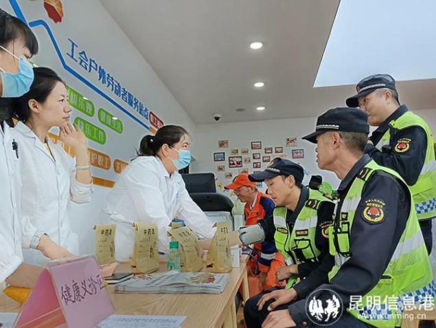 为环卫工人、城管队员免费测量血压，开展过敏性鼻炎检测