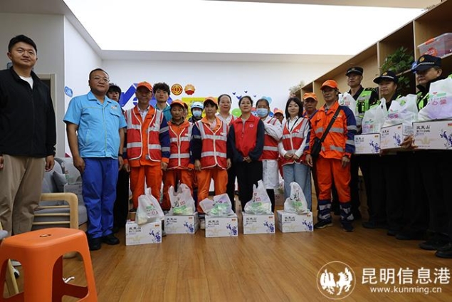 慰问环卫工人、物流配送骑手、城管队员发放防暑降温物资