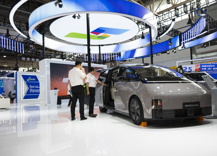 People view a vehicle at the Smart Vehicle Chain area of the third China International Supply Chain Expo (CISCE) in Beijing, capital of China, July 16, 2025. (Xinhua/Fu Tian)