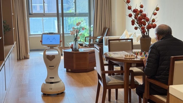 This undated photo provided by the interviewee shows an elderly-care robot working at the Pacific Care Home in Chengdu, southwest China's Sichuan Province. (Xinhua) This undated photo provided by the interviewee shows an elderly-care robot working at the Pacific Care Home in Chengdu, southwest China's Sichuan Province. (Xinhua)