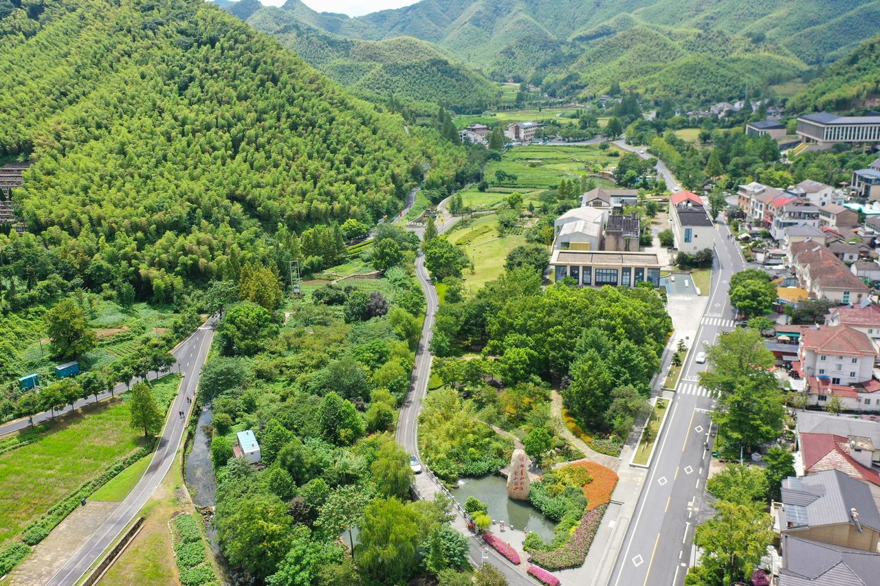 2025年8月6日拍摄的安吉县余村景色(无人机照片)。新华社记者 毛竹 摄.jpg