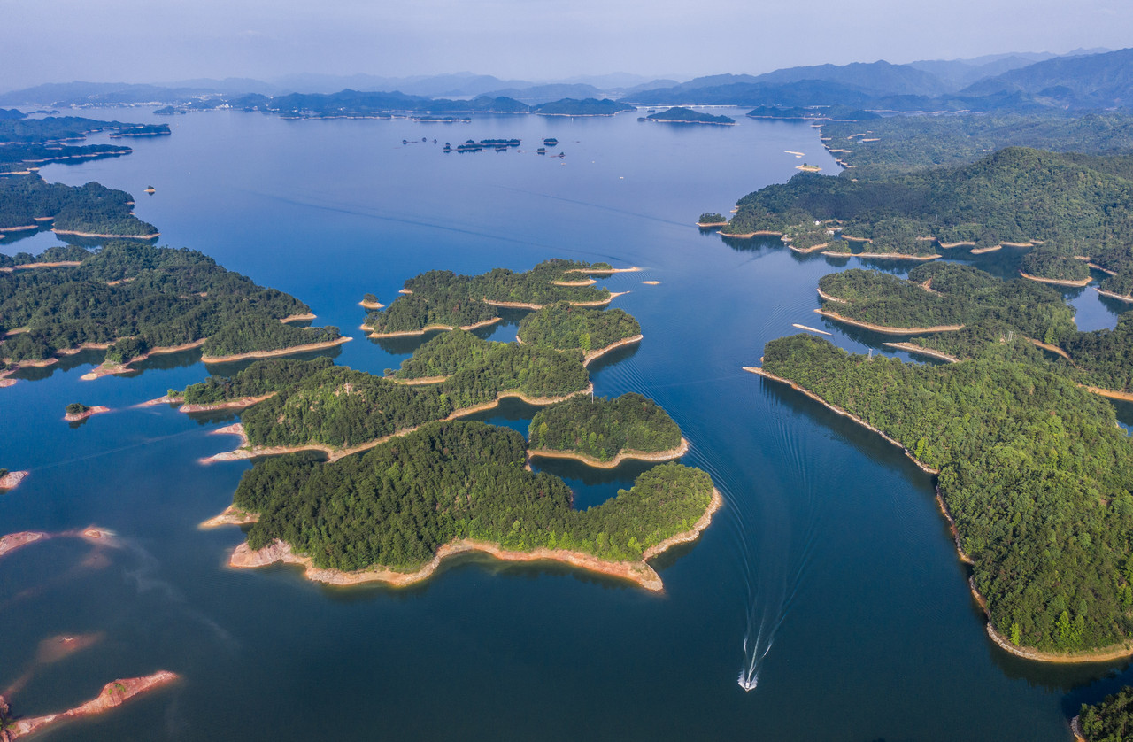 空中俯瞰千岛湖湖区。新华社记者 徐昱 摄.jpg
