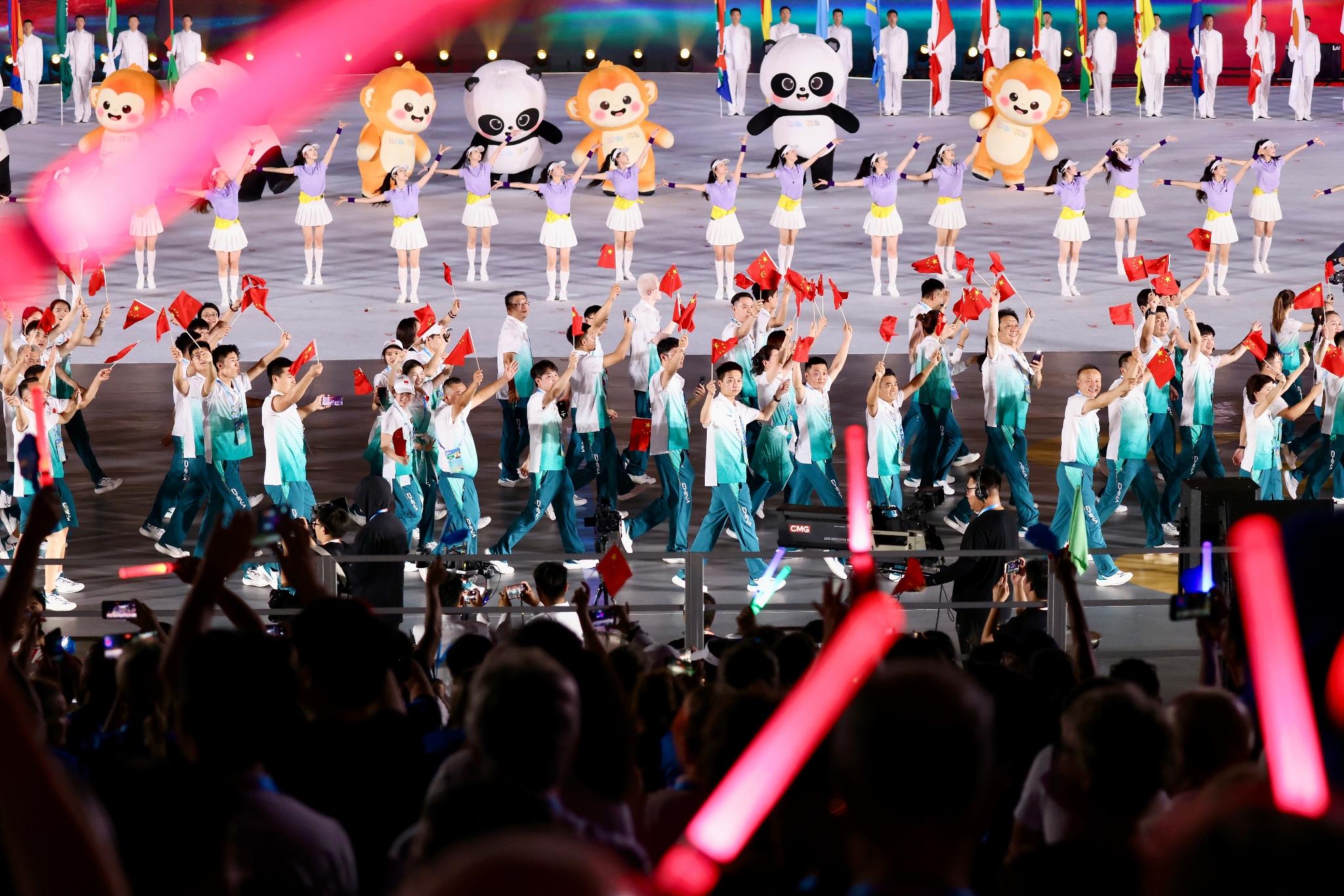 2025年8月7日，成都世运会开幕式，中国代表团在欢呼声中入场。