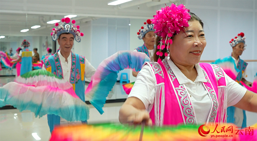 万景社结合旅居人群的需求，成立了舞蹈社、太极等19个艺术社团。图为旅居客们正在排练舞蹈。杨林凯-摄