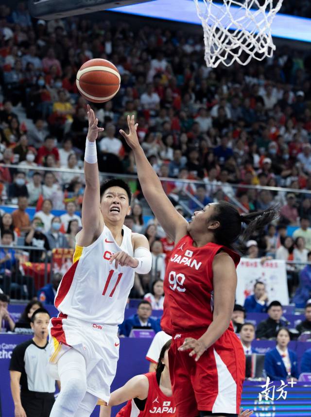 2023年杭州亚运会，中国女篮力压日本女篮夺得亚运会金牌。图为广东运动员黄思静在比赛中上篮。南方+记者 董天健 摄